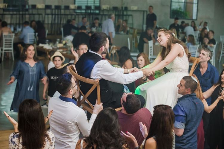 האולם נסגר אבל החתונה חייבת להימשך 18