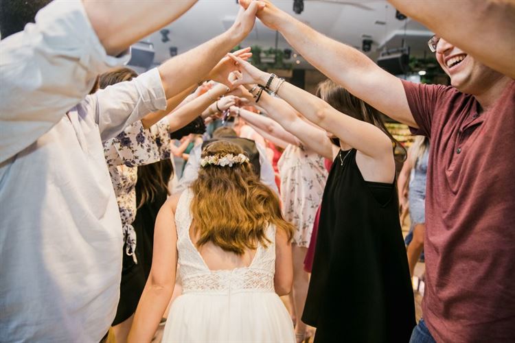 האולם נסגר אבל החתונה חייבת להימשך 19