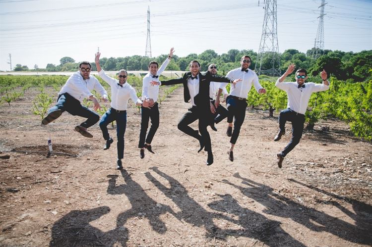 מי קופץ גבוה יותר? החתונה של אופיר חדור ויניב וילדר (צילום: דינמיקה סטודיו)