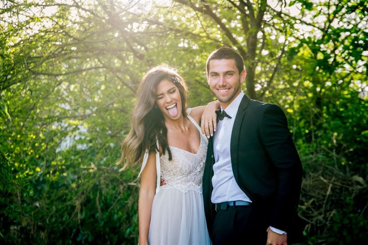 היא מחייכת, הוא שומר על פאסון, החתונה של אופיר חדור ויניב וילדר (צילום: דינמיקה סטודיו)