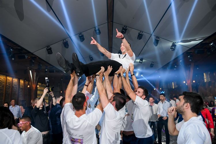 החברים של החתן לא נותנים לו לדרוך על הקרקע, החתונה של אופיר חדור ויניב וילדר (צילום: דינמיקה סטודיו)