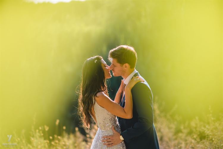 עוד נשיקה שתתן אנרגיות להמשך היום, החתונה של הדס ולירון (צילום: ירין טרנוס)