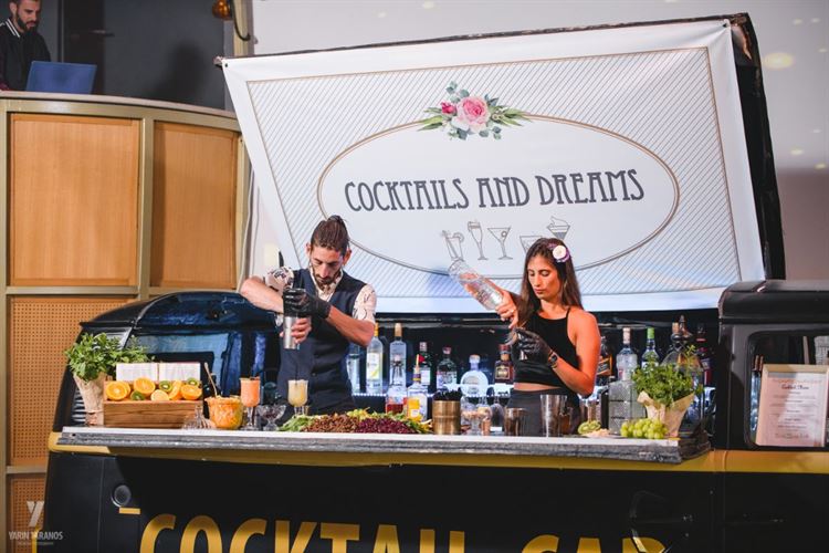 עמדת 'קוקטייל בר' שהכינו משקאות מרעננים לכל אורך הערב והקפיצו את האורחים ברחבה (צילום: ירין טרנוס)