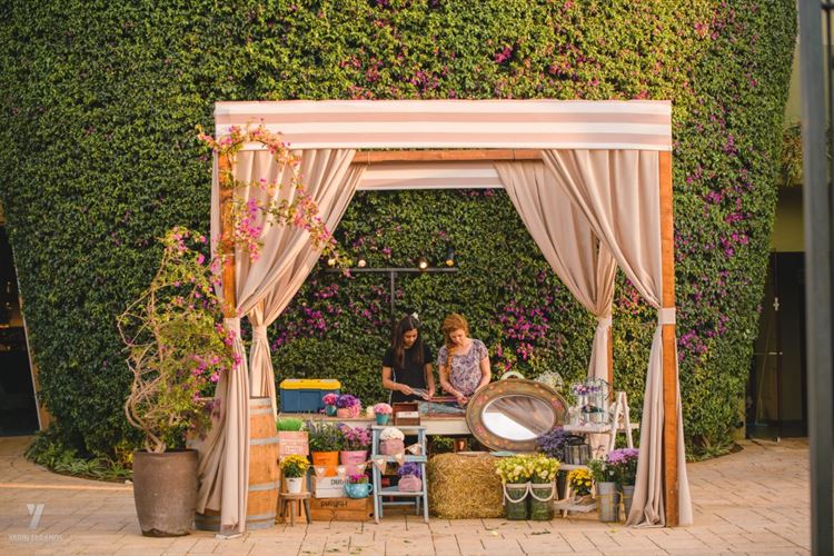 הדוכן הפרחוני של אהבה מהטבע בכניסה ללוקא (צילום: ירין טרנוס)