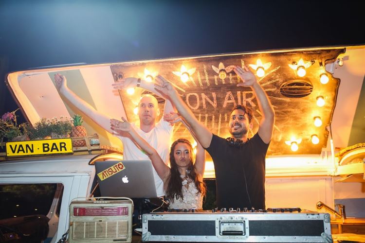 החתן והכלה משתלטים על העמדה, החתונה של ירדן אהרוני וחגי טבת (צילום: עידן כנפי) 