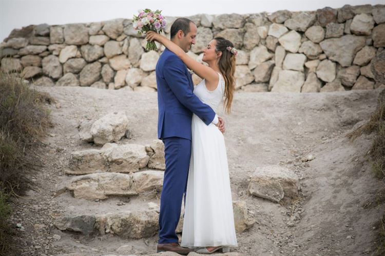 מלחמת הגרסאות: מי השתלט על מיטת השיזוף? 15