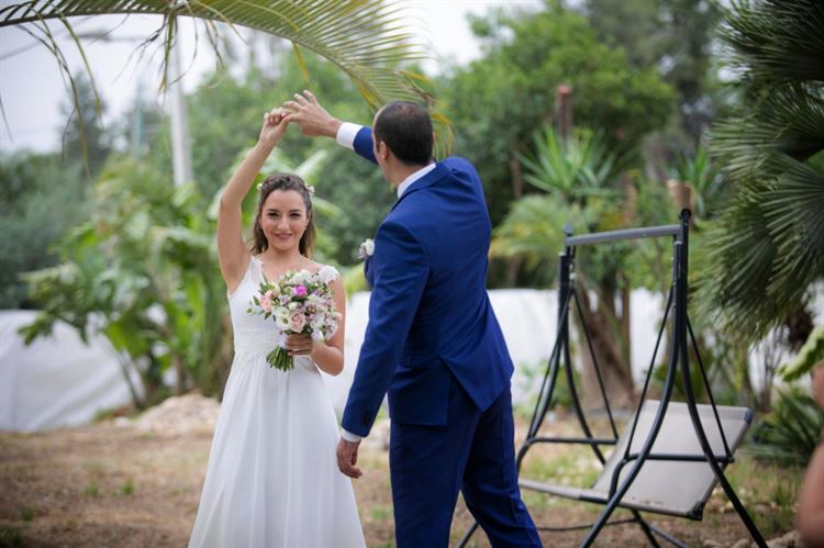 מלחמת הגרסאות: מי השתלט על מיטת השיזוף? 8