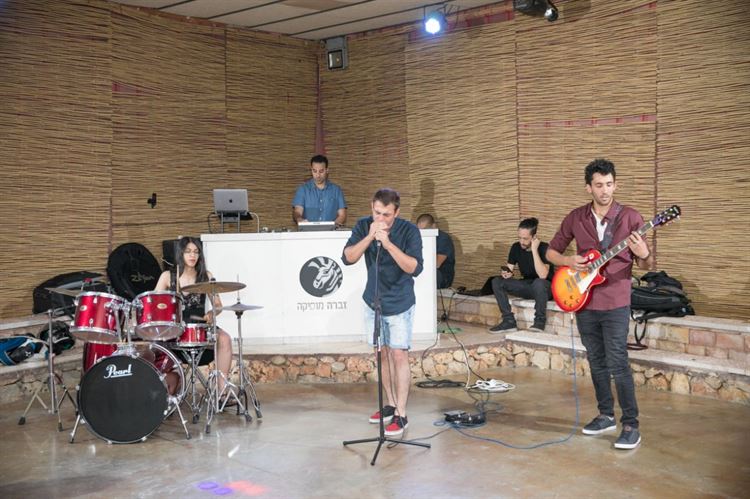 מלחמת הגרסאות: מי השתלט על מיטת השיזוף? 21