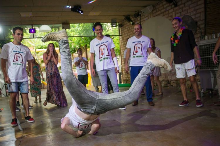 מלחמת הגרסאות: מי השתלט על מיטת השיזוף? 22