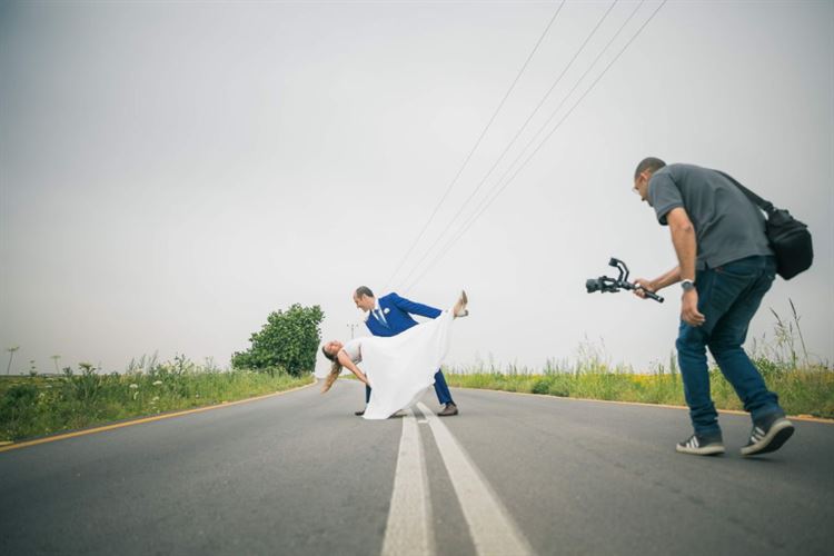 מלחמת הגרסאות: מי השתלט על מיטת השיזוף? 3
