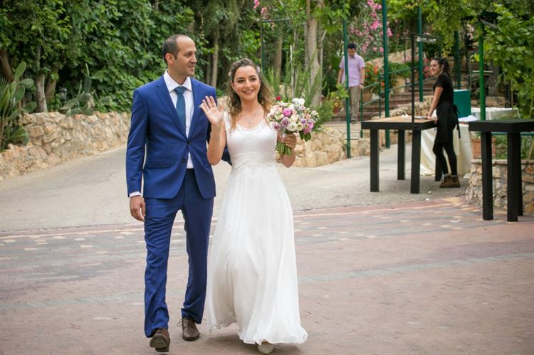 מלחמת הגרסאות: מי השתלט על מיטת השיזוף? 19