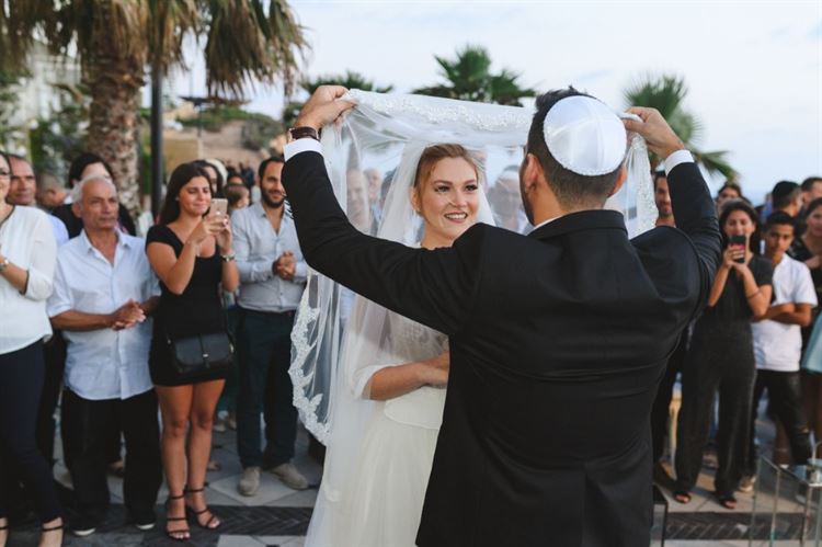 מכסה אותה בהינומה לקראת החופה, החתונה של דנה פריד וערן עטיה (צילום: WOW צלמים)