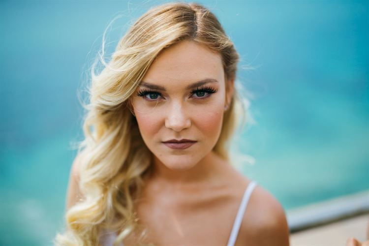 הכלה זוהרת ומוכנה לצאת לדרך, החתונה של דנה פריד וערן עטיה (צילום: WOW צלמים)