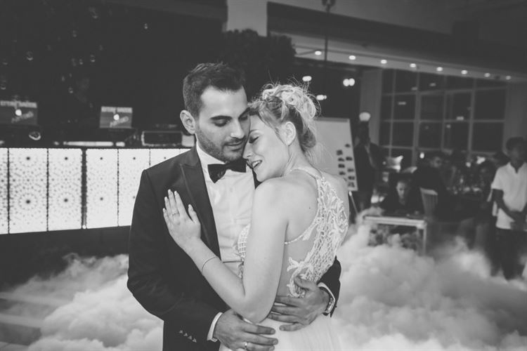 נשענת עליו, החתונה של דנה פריד וערן עטיה (צילום: WOW צלמים)