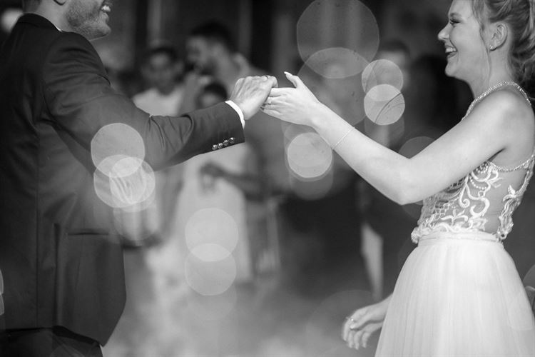 חיוך טבעי שמסגיר את ההתרגשות, החתונה של דנה פריד וערן עטיה (צילום: WOW צלמים)