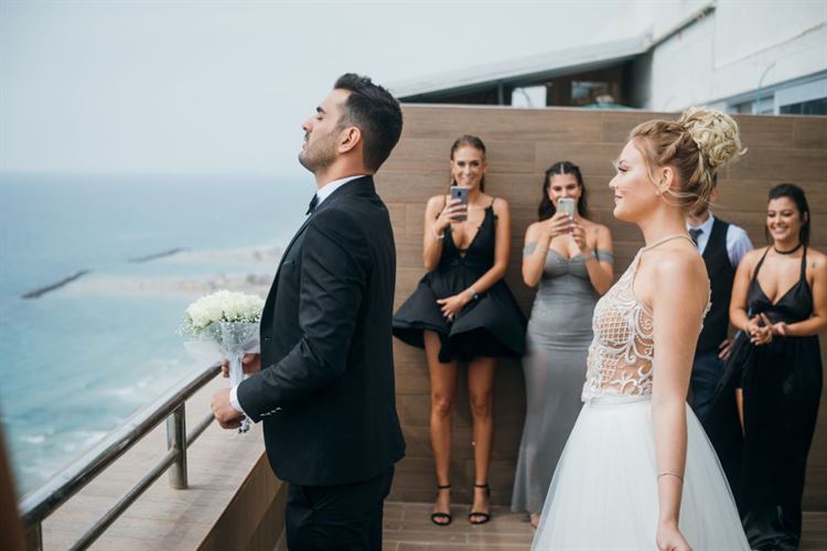 עומד לראות אותה בשמלת כלה בפעם השנייה, החתונה של דנה פריד וערן עטיה (צילום: WOW צלמים)