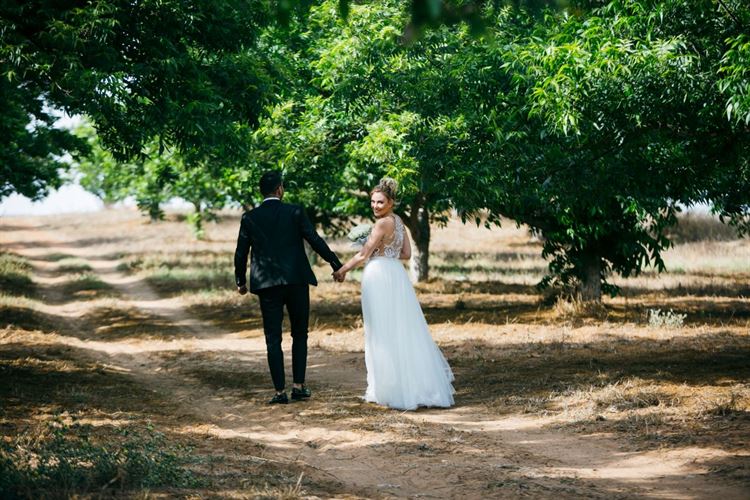 מתחילים את הצילומים בחורשה טבעית וממשיכים לים, החתונה של דנה פריד וערן עטיה (צילום: WOW צלמים)