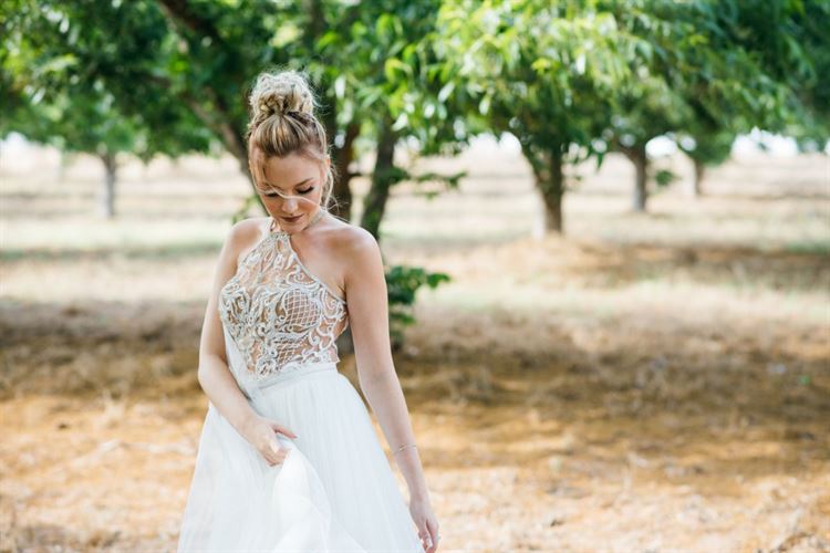 שמלת הכלה נראית טבעית עליה, החתונה של דנה פריד וערן עטיה (צילום: WOW צלמים)