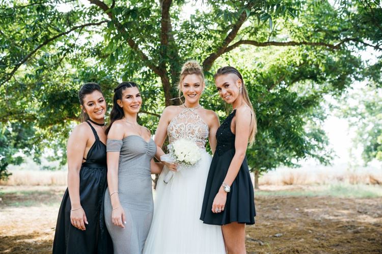 גם הסקוואד שלה הצטרף לצילומים, תמונה מהחתונה של דנה פריד וערן עטיה (צילום: WOW צלמים)