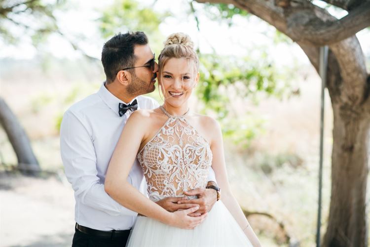 לא יכול להסיר ממנה את העיניים, ובצדק. החתונה של דנה פריד וערן עטיה (צילום: WOW צלמים)