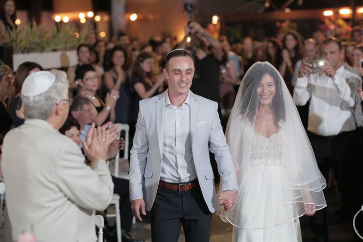 לא יצאה מהקופסא: למה החתן התמהמה לשלוף טבעת? 13