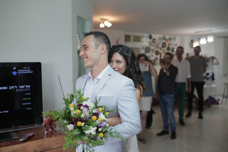 לא יצאה מהקופסא: למה החתן התמהמה לשלוף טבעת? 10