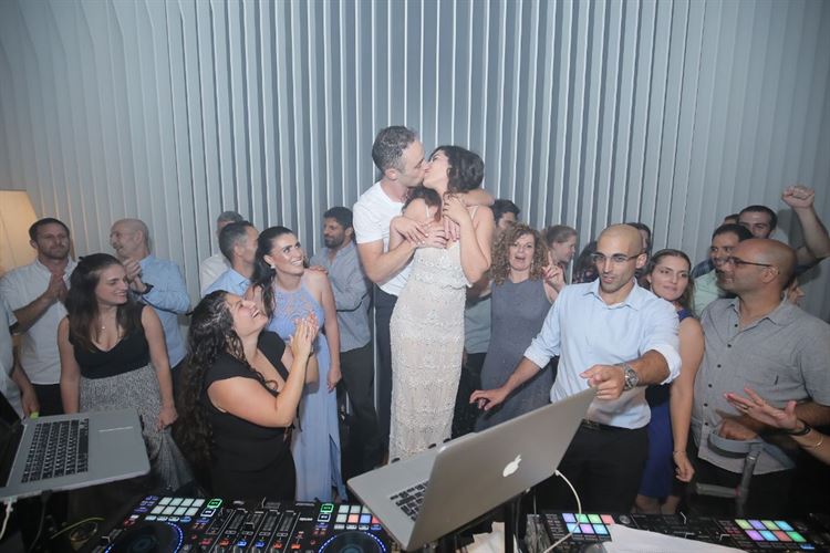 לא יצאה מהקופסא: למה החתן התמהמה לשלוף טבעת? 15