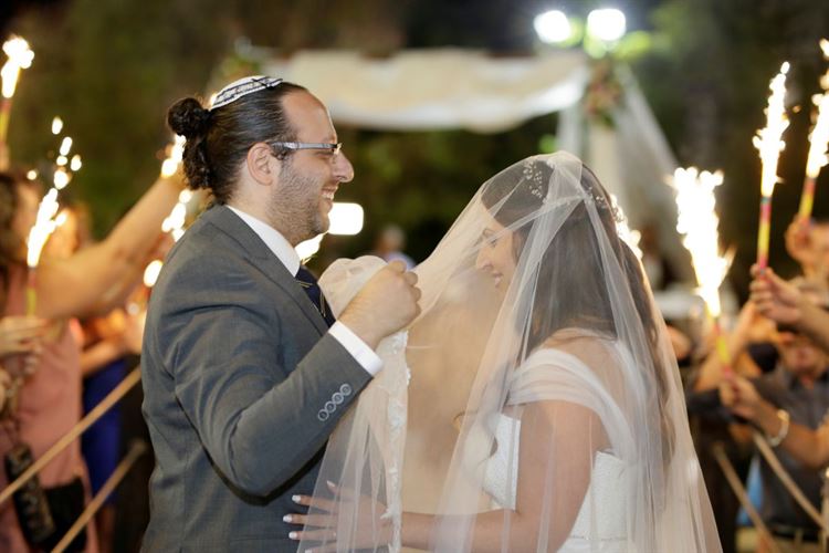 היכרות אונליין: משחק טאקי שהוביל לחתונה 21