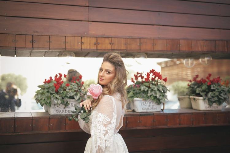 שיא השיק: שמלת כלה שעוצבה מוילון ישן 12