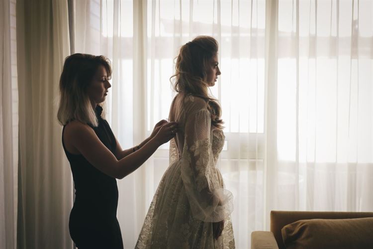 שיא השיק: שמלת כלה שעוצבה מוילון ישן 4