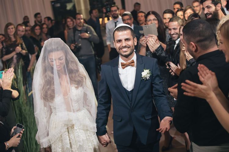 שיא השיק: שמלת כלה שעוצבה מוילון ישן 21