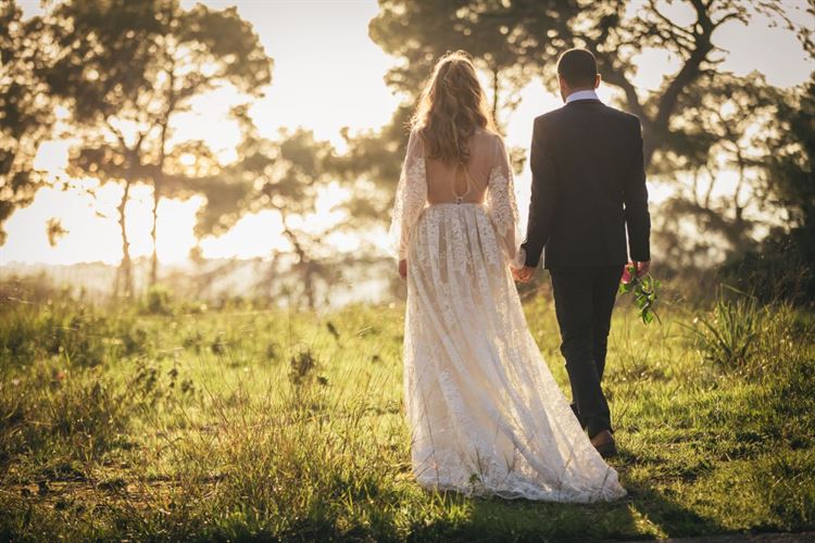 שיא השיק: שמלת כלה שעוצבה מוילון ישן 15