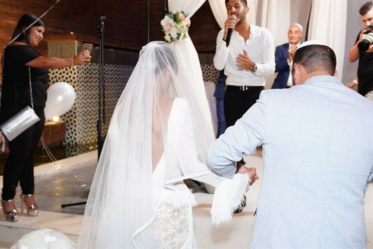 איים עליה בתביעה ובסוף הם התחתנו 10