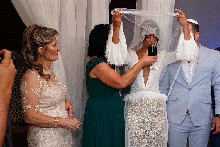 איים עליה בתביעה ובסוף הם התחתנו 11