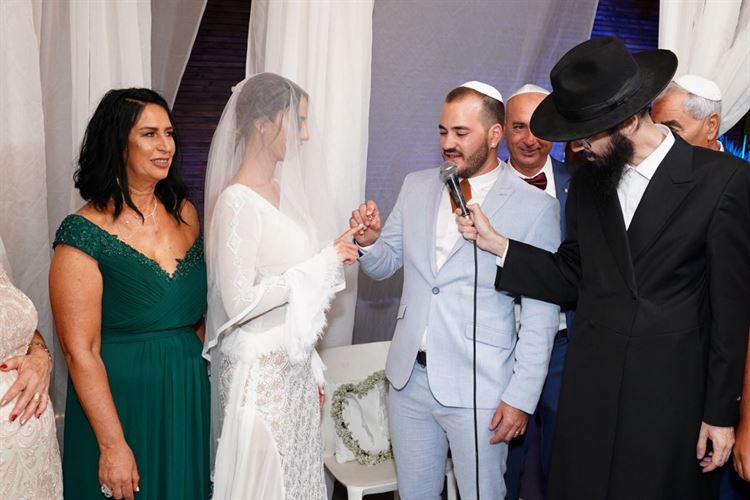 איים עליה בתביעה ובסוף הם התחתנו 12