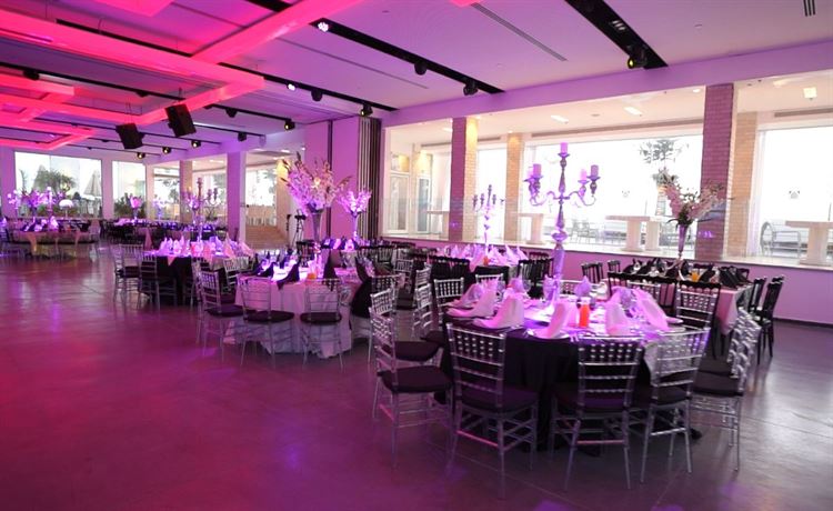 גם החלונות באולם משקיפים אל הים (צילום: מקסים. ס)