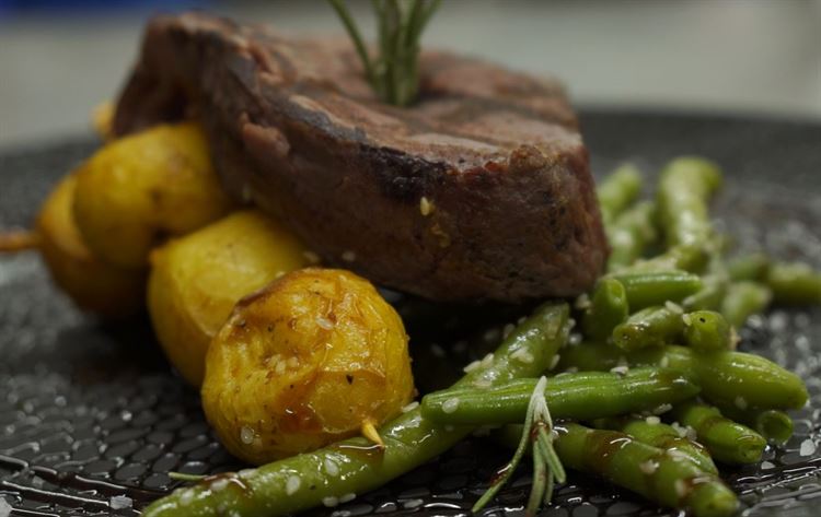 מנות עיקריות שעשויות מפרודוקטים טריים (צילום: מקסים. ס)