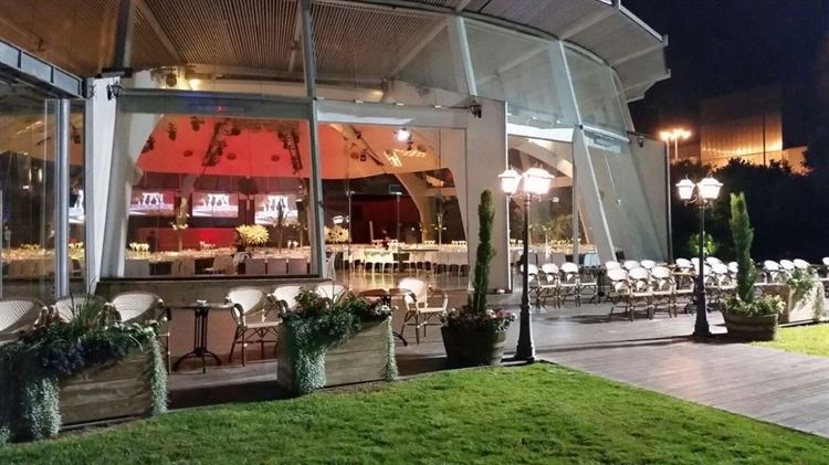 האולם ששומר על האווירה הקסומה והפסטורליות של הגן (צילום: יחצ)