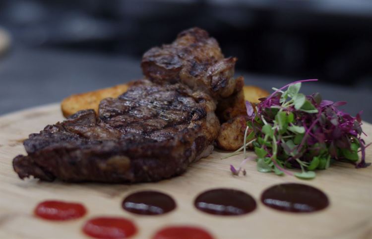 התמונות הבאות לא מיועדות לאנשים רעבים (צילום: אריק קרמינסקי)