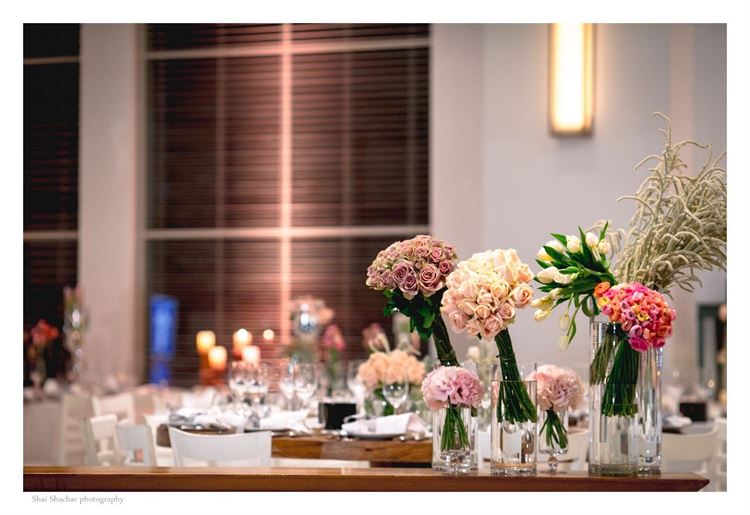 מקום מעוצב באלמנטים דקורטיביים פרחוניים, החתונה של דנה שטרן ועידן רוזנפלד (צילום: שי שחר)