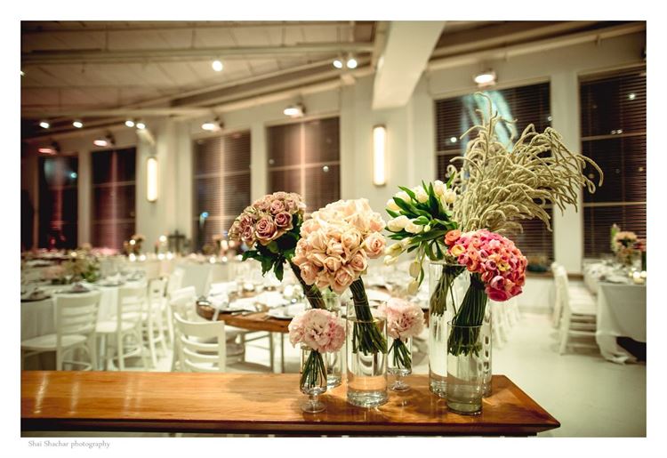 הסגנון הפרחוני הפך למוטיב של החתונה, החתונה של דנה שטרן ועידן רוזנפלד (צילום: שי שחר)