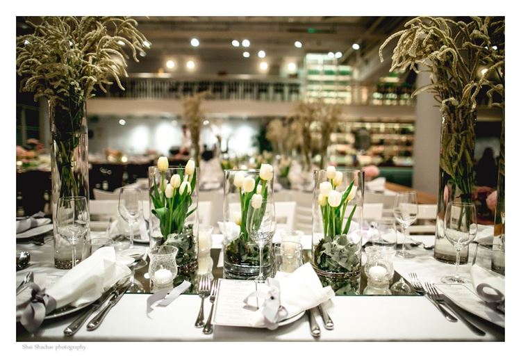 עשרה פרחים בהצעה, ועוד כמה בחתונה, החתונה של דנה שטרן ועידן רוזנפלד (צילום: שי שחר)