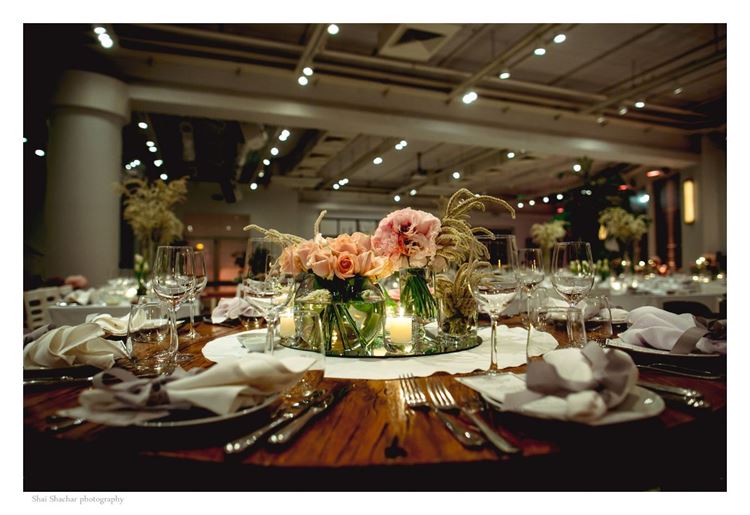 מרכזי השולחן מעוצבים במראה רומנטי, החתונה של דנה שטרן ועידן רוזנפלד (צילום: שי שחר)