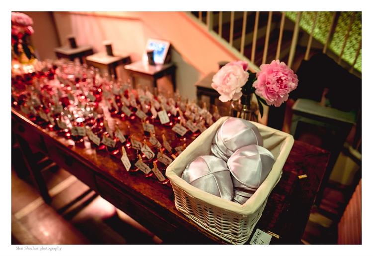 סידורי הושבה שהוגשו עם משקאות, החתונה של דנה שטרן ועידן רוזנפלד (צילום: שי שחר)