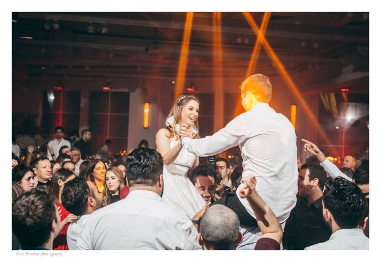 השלב שבו החתן והכלה עולים על הכתפיים, החתונה של דנה שטרן ועידן רוזנפלד (צילום: שי שחר)