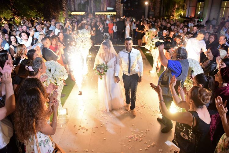 החתן שעצר טרמפ ומצא את אהבת חייו 13