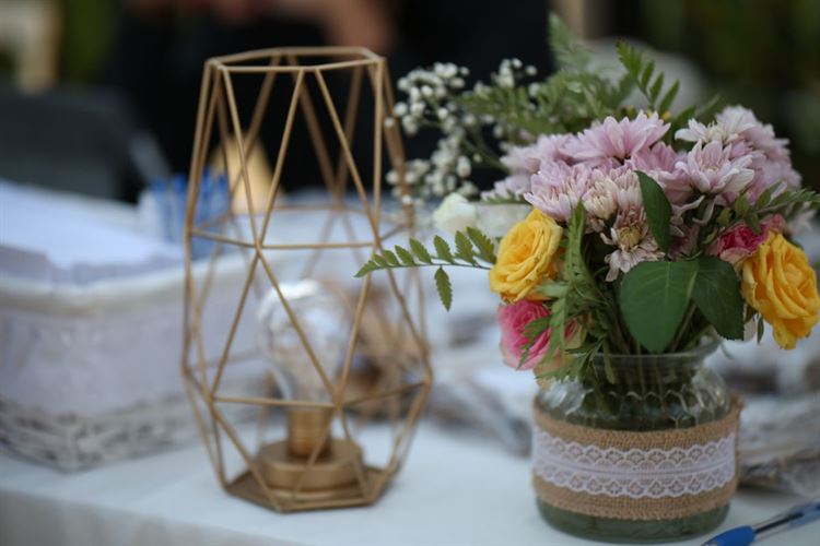 סידורי שולחנות טבעיים ומנימליסטיים, החתונה של מעיין צ'מסי ותומר חפץ (צילום: עידן כנפי) 