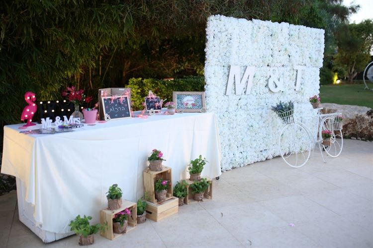 הכול מעוצב בהשראת האלמנט הכי רותח - הפלמינגו, החתונה של מעיין צ'מסי ותומר חפץ (צילום: עידן כנפי) 