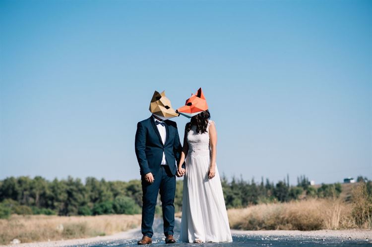 מעורר השראה: הזוג שהתחתן עם מסיכות אוריגמי 8