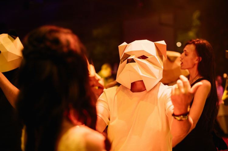 מעורר השראה: הזוג שהתחתן עם מסיכות אוריגמי 28